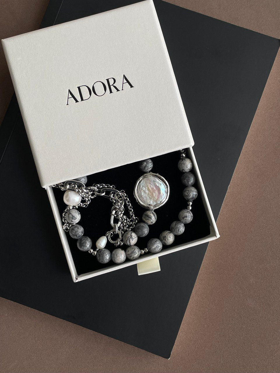 Колье из яшмы