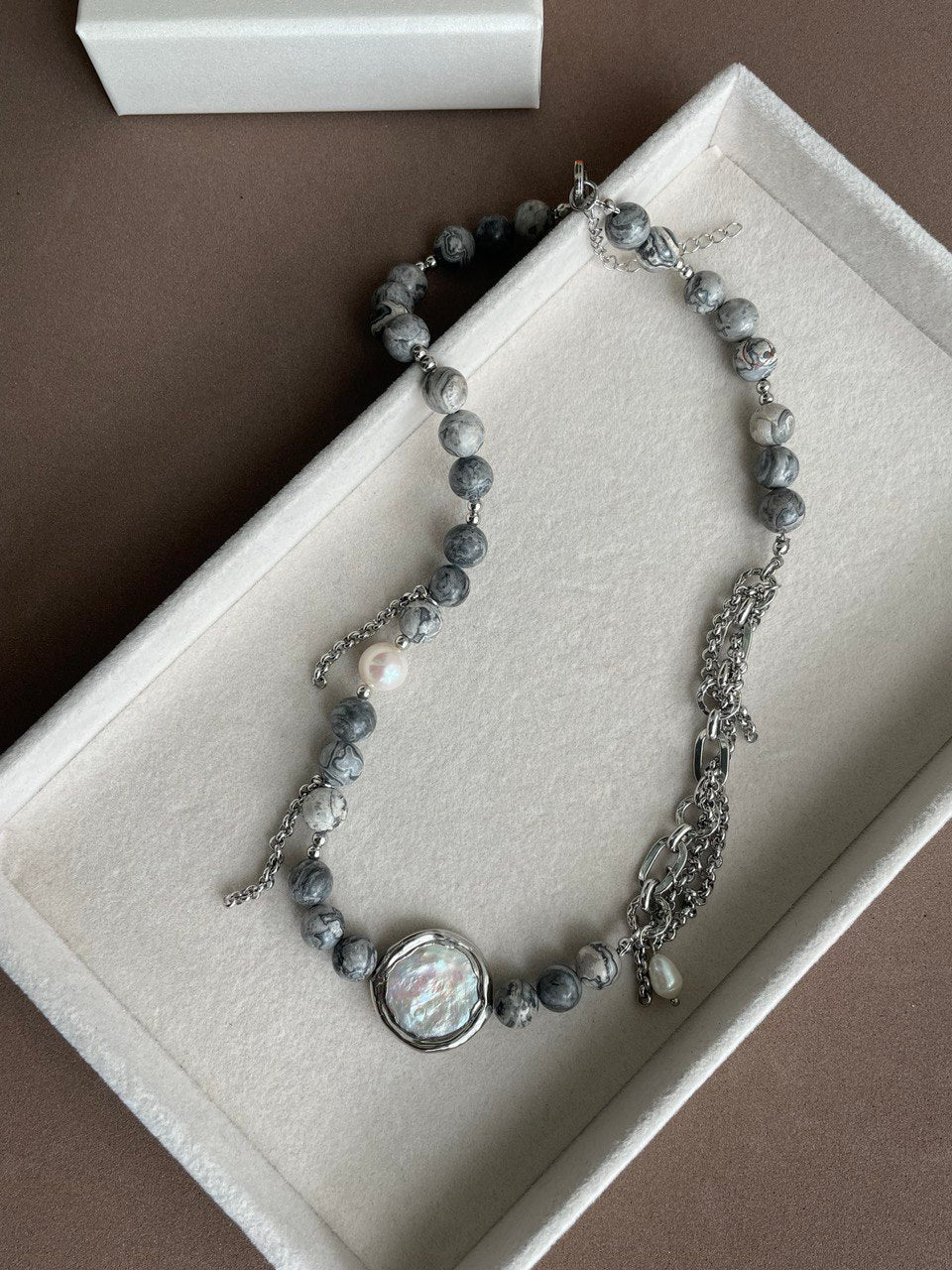 Колье из яшмы