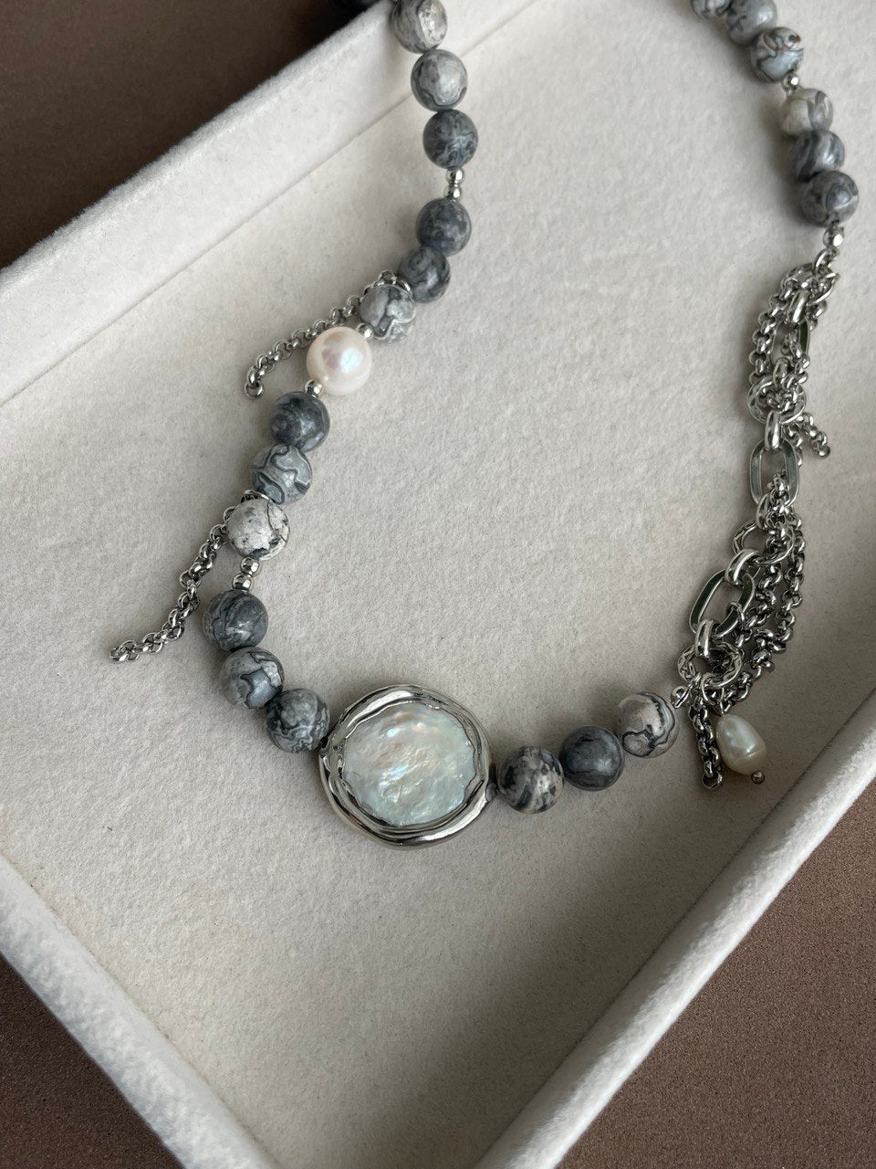 Колье из яшмы