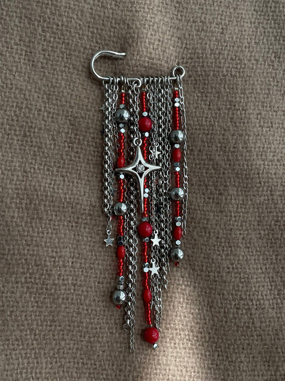 Брошь с цепями