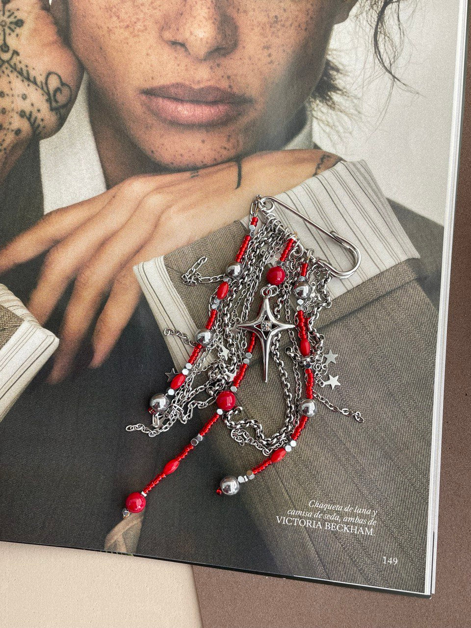 Брошь с цепями