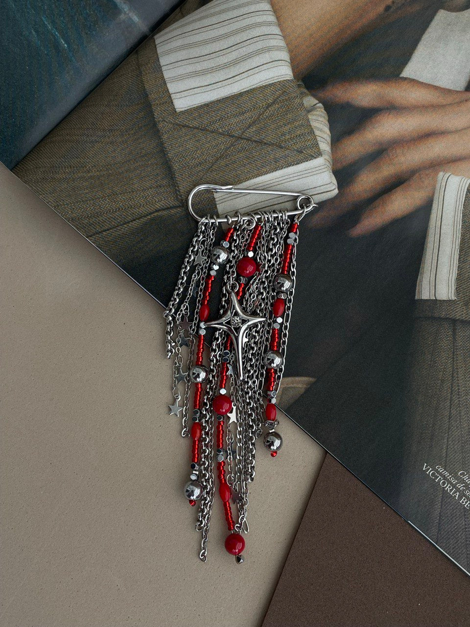 Брошь с цепями