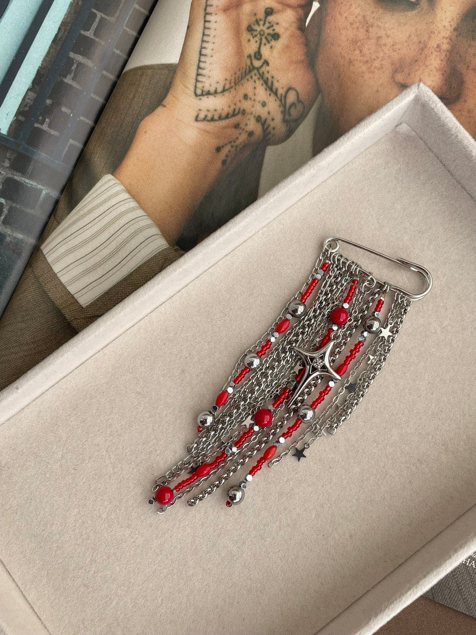 Брошь с цепями