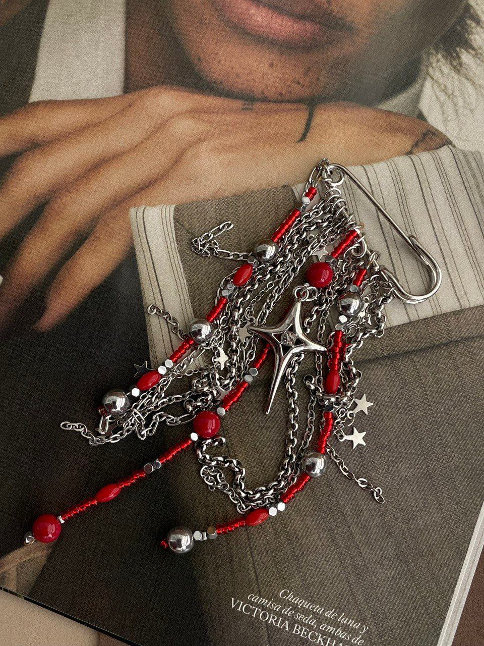 Брошь с цепями