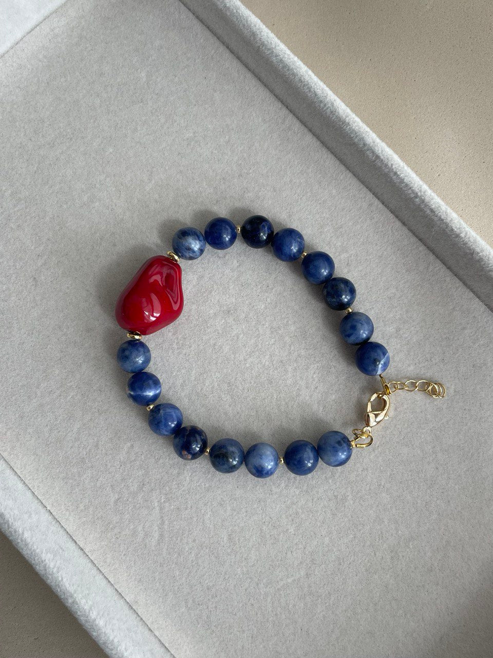 Браслет из содалита с красной жемчужиной