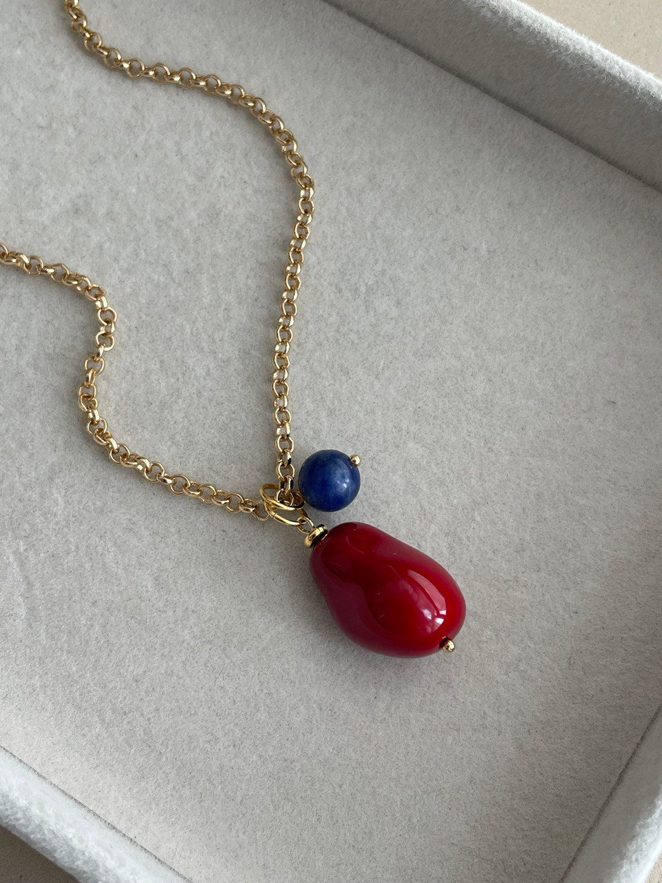 Цепочка с красной жемчужиной