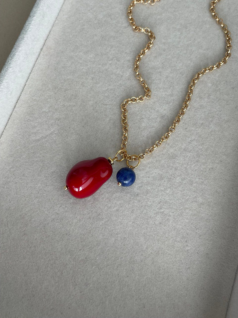 Цепочка с красной жемчужиной