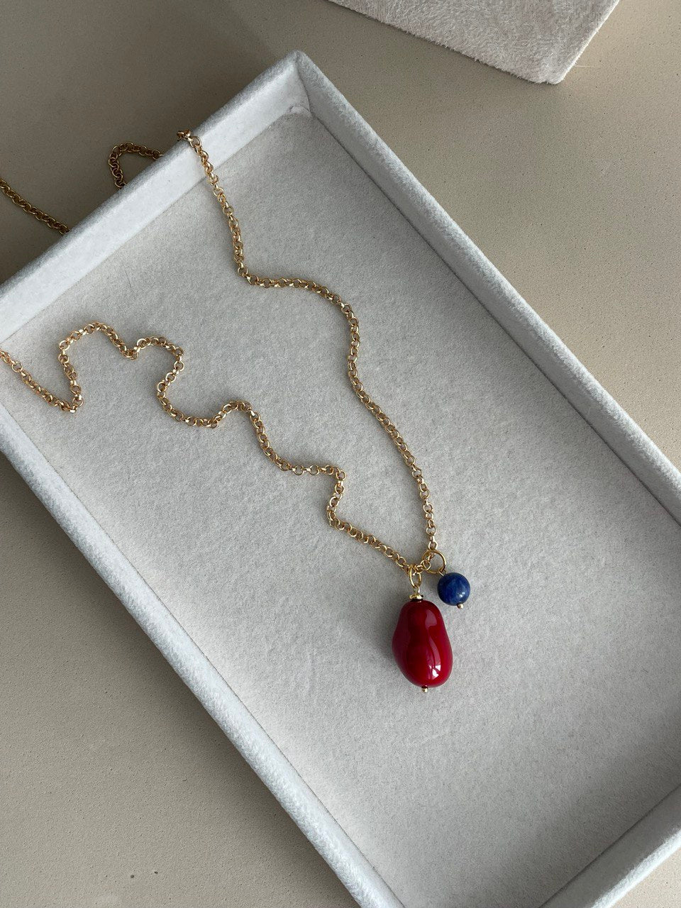 Цепочка с красной жемчужиной