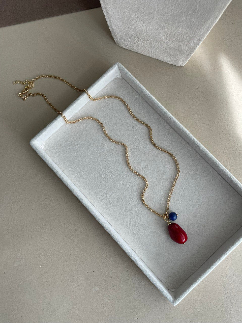 Цепочка с красной жемчужиной