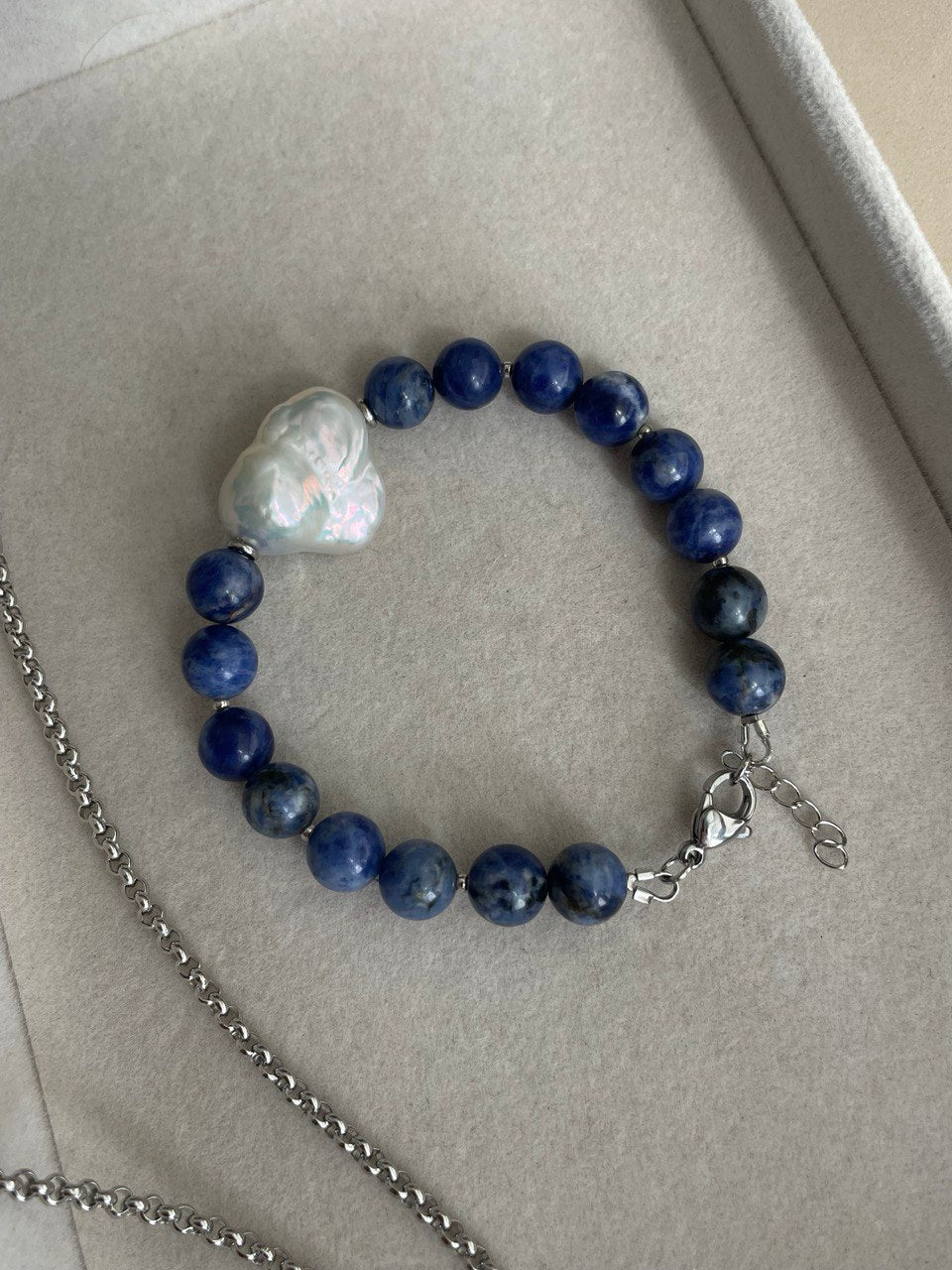 Браслет из содалита с жемчугом