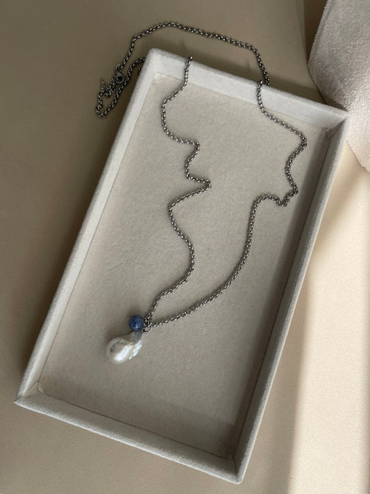 Цепочка с жемчугом и содалитом